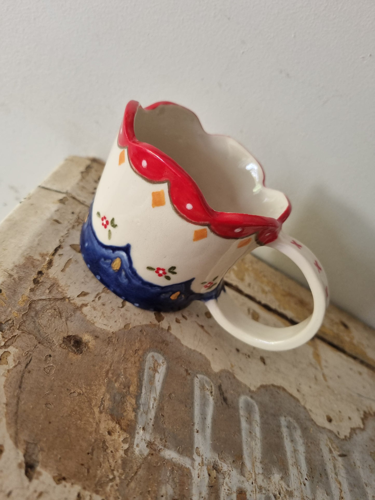Scalloped cup
