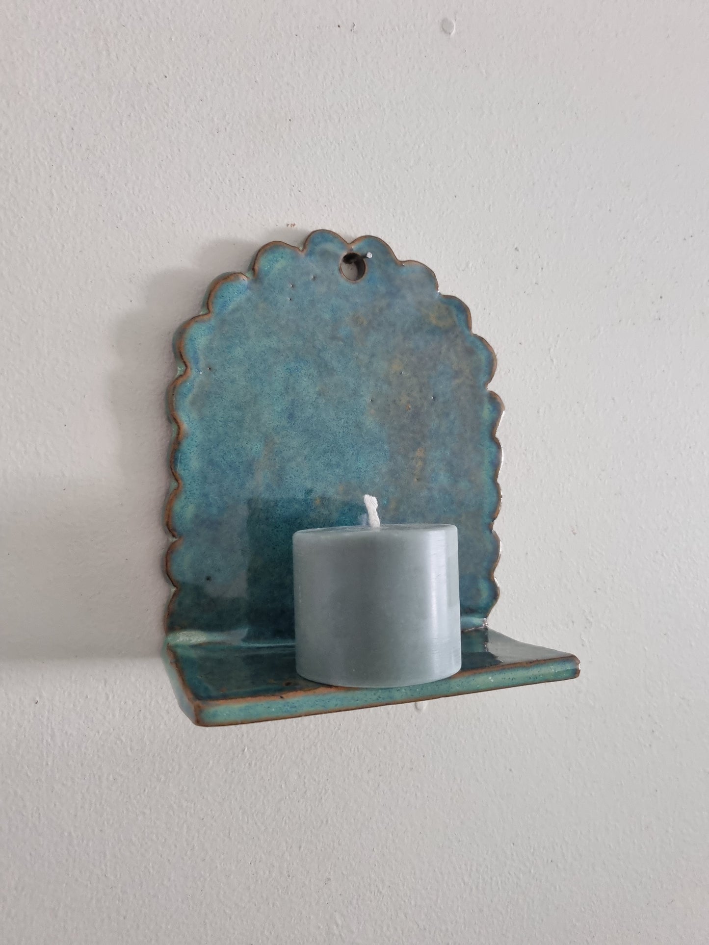 Scalloped mini shelf