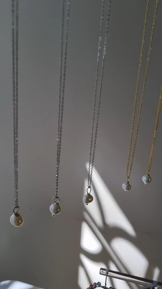 Fine necklaces with single pearl - Loop Sisters 