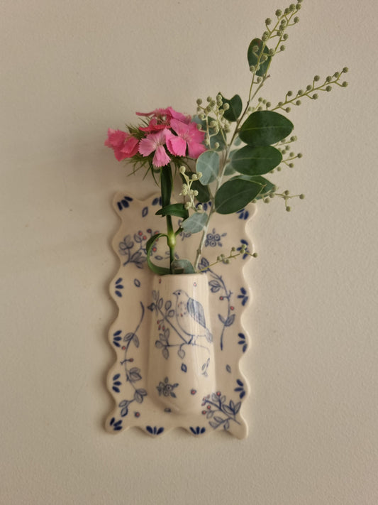 Wiggly wall vase