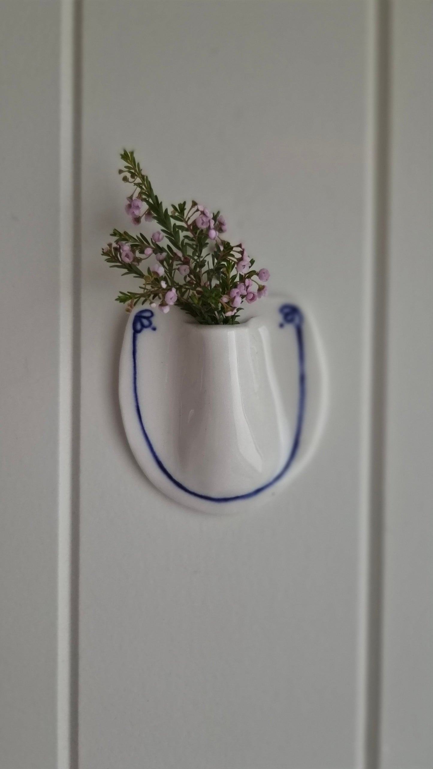 Petit wall vase