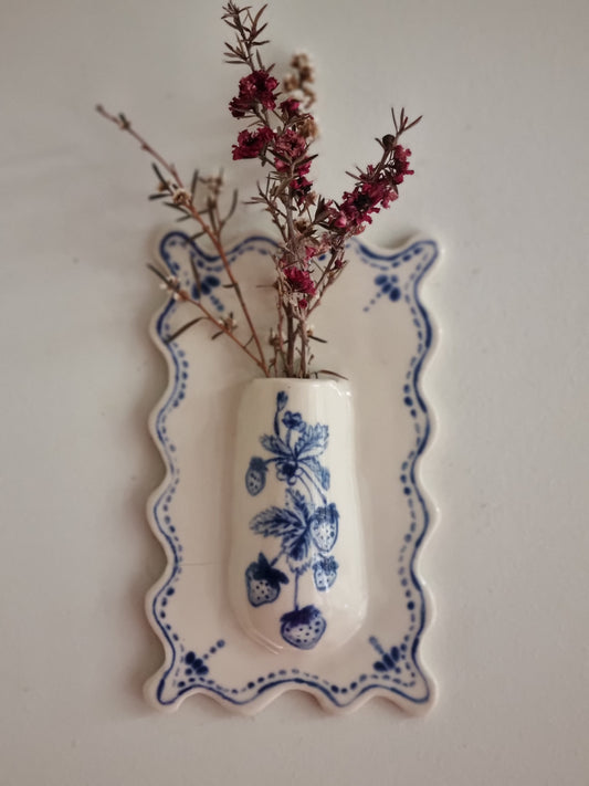 Wiggly wall vase